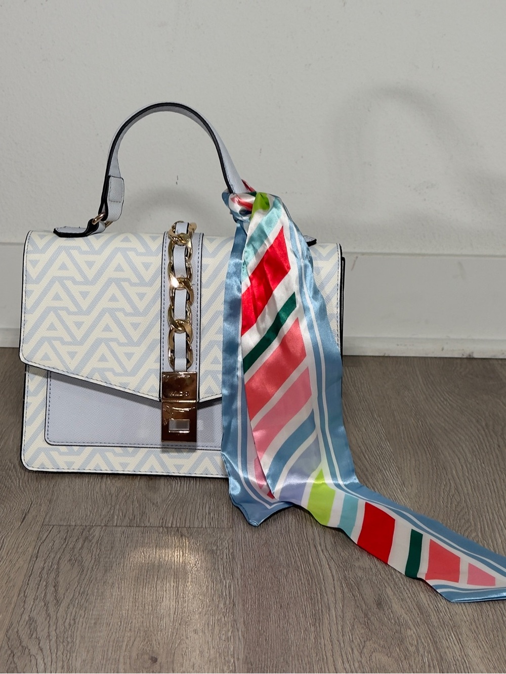 Also Structured White Geometric Top-Handle Bag with Multicolor Scarf